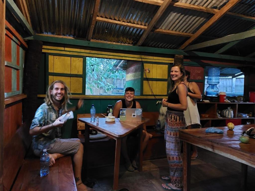 Rainbow Caravan Hostel Las Pilas المظهر الخارجي الصورة
