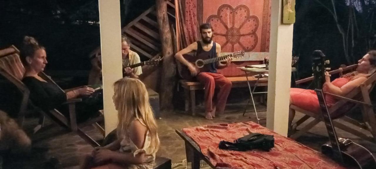 Rainbow Caravan Hostel Las Pilas المظهر الخارجي الصورة